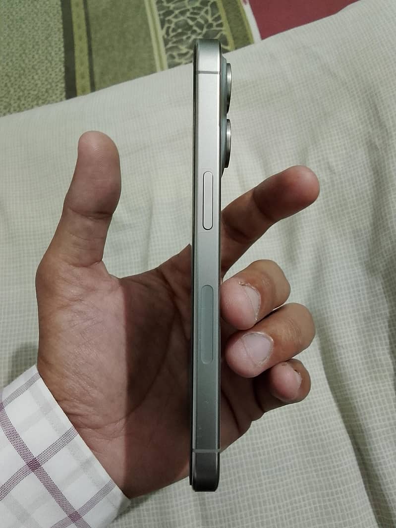 Apple iPhone 15 Pro 4