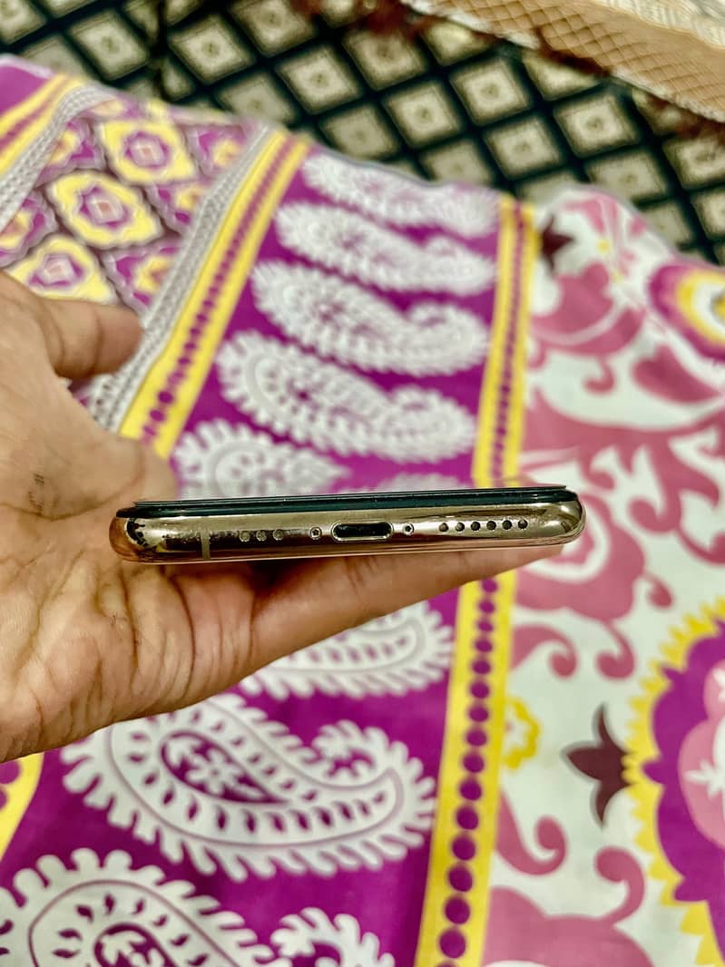 Apple iPhone XS 4