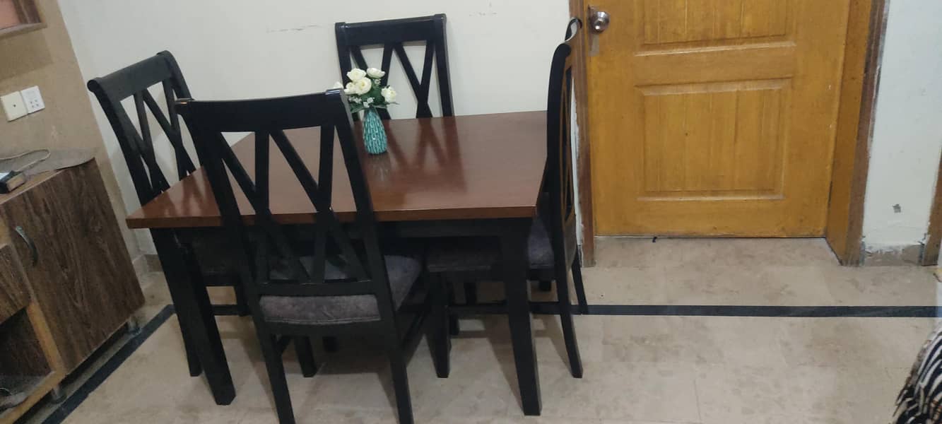 4 seater dining table 0