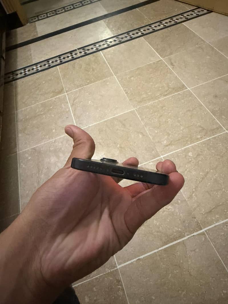 Apple iPhone 16 2