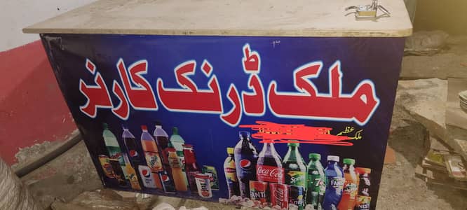 metal ka frame Hai or oper marble ka shelf hai