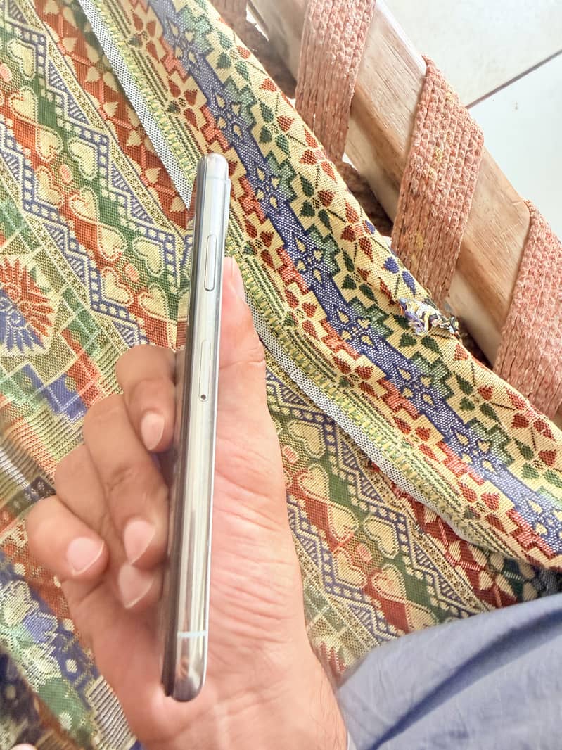 Apple iPhone X 4