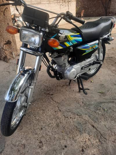 I sell my honda cg 125 in lush condtion2026 model. . 03136185050