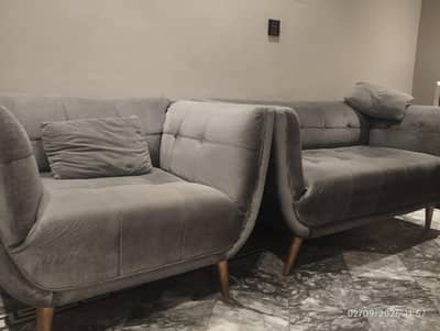 6 seater modren sofa for sale just 8 months used