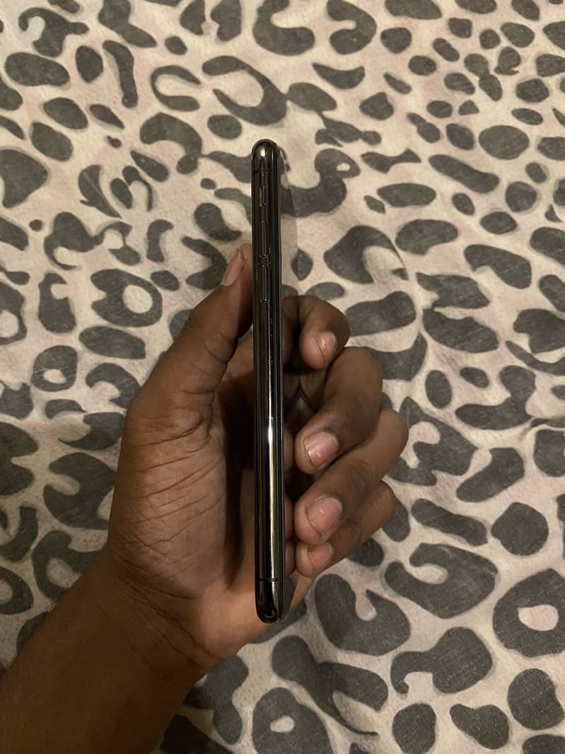Apple iPhone X 4