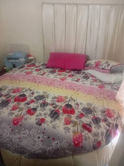 Queen size round bed with mattress and side table UREGENT