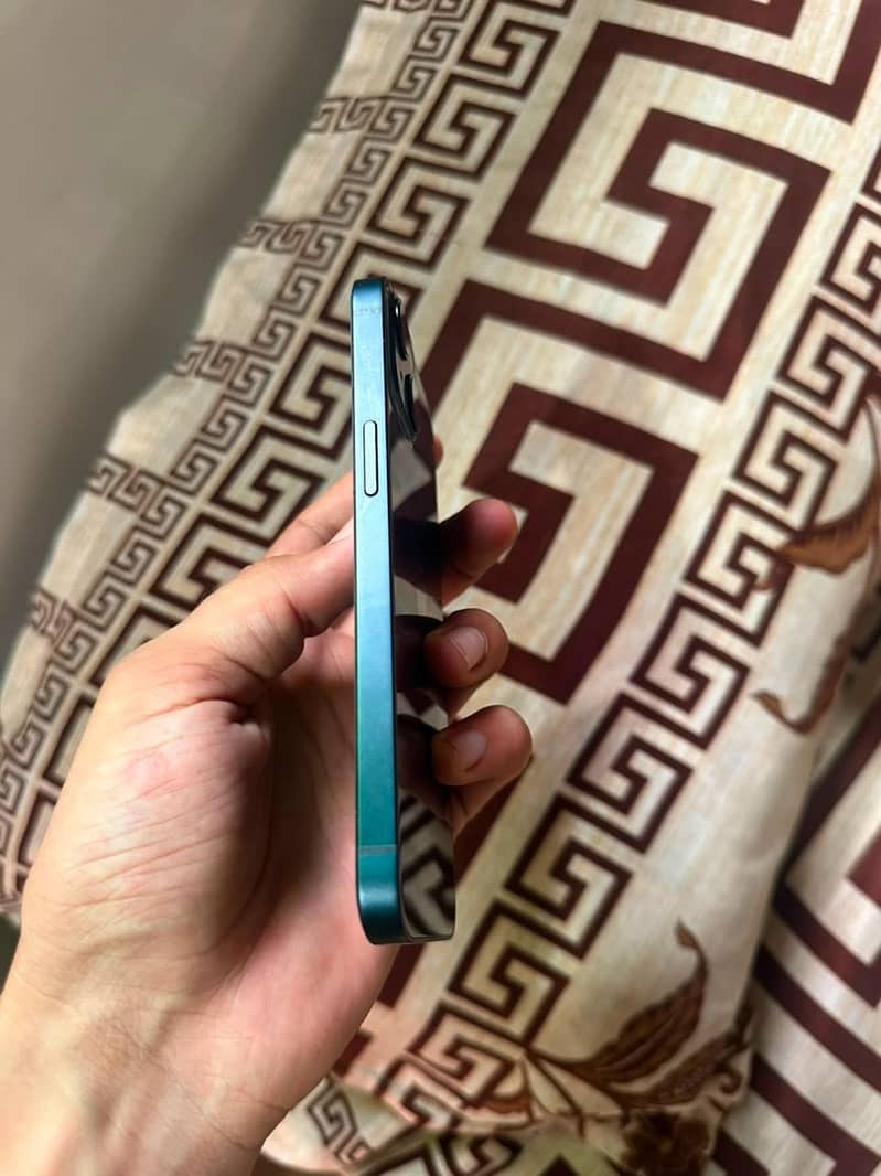 Apple iPhone 13 1
