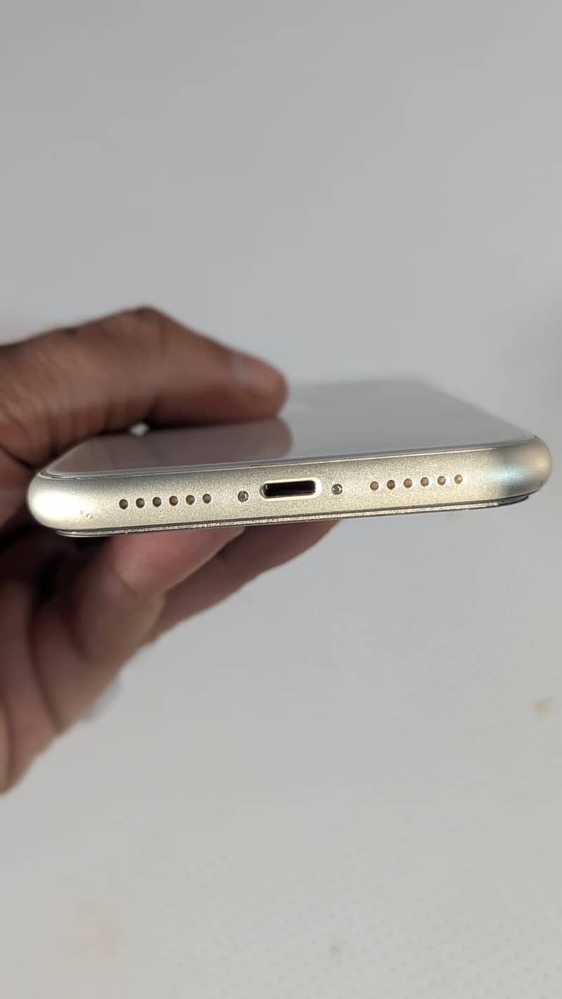 Apple iPhone 11 4
