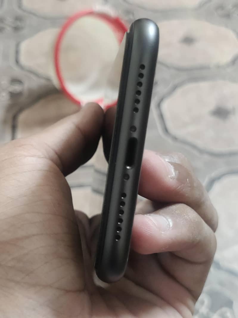 Apple iPhone 11 4