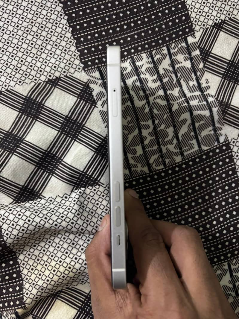 Apple iPhone 13 2
