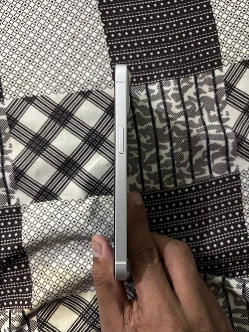 Apple iPhone 13 4