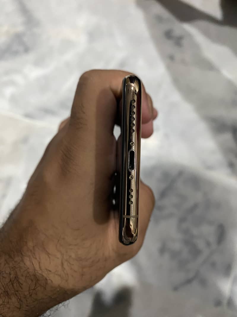 Apple iPhone XS 3