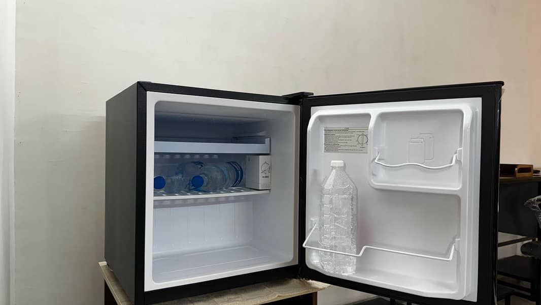 Mini fridge 0
