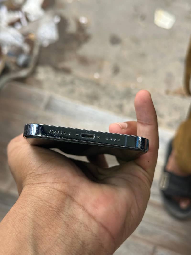 Apple iPhone 13 Pro Max 4