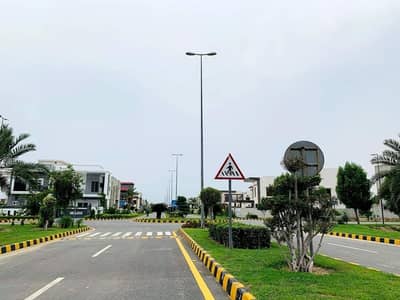 2 Kanal Plot On Main Boulevard Facing Park