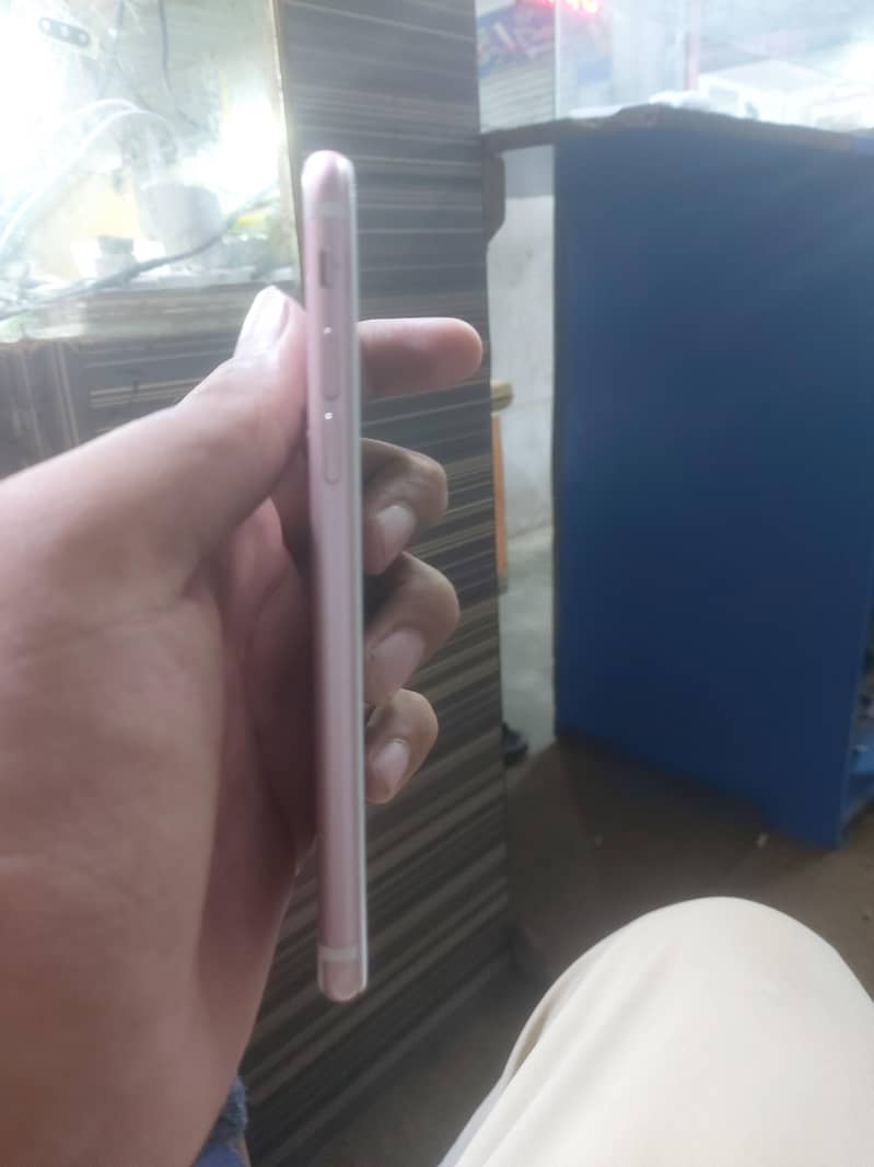 Apple iPhone 7 2