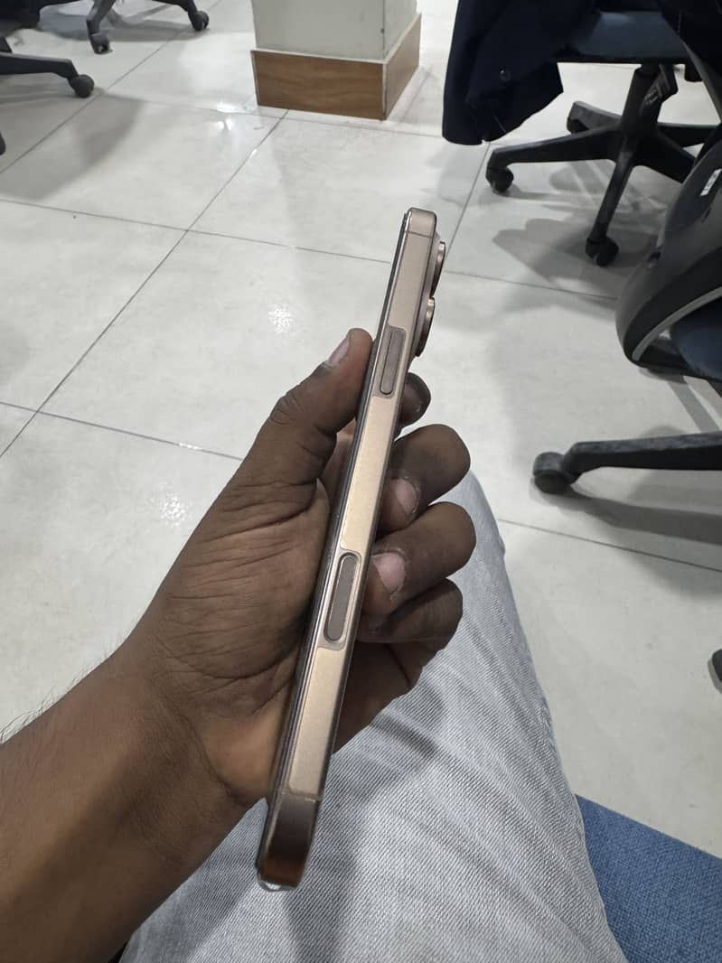 Apple iPhone 16 Pro Max 2
