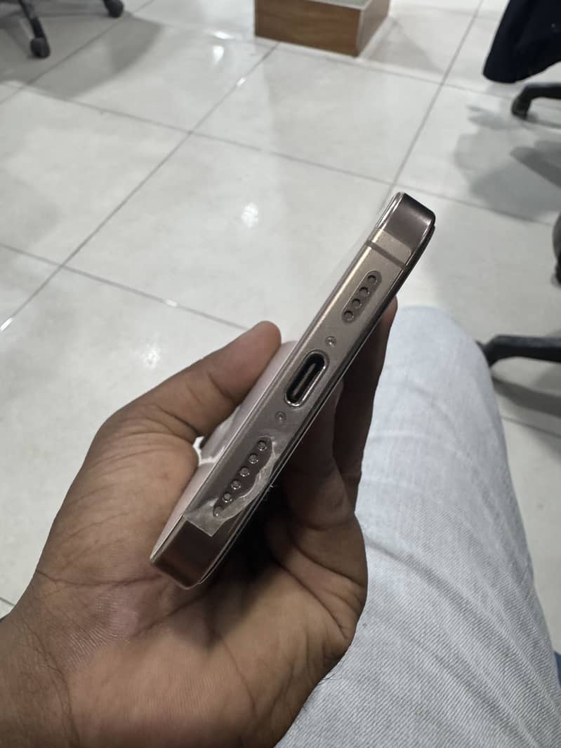 Apple iPhone 16 Pro Max 3
