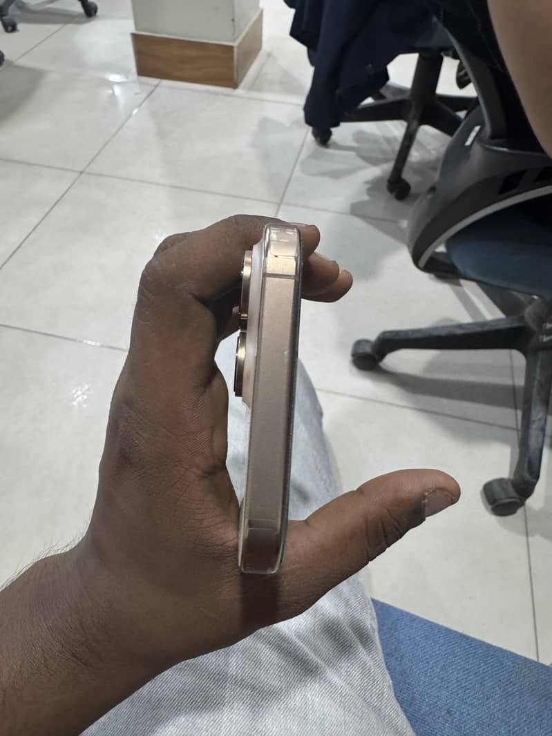 Apple iPhone 16 Pro Max 6