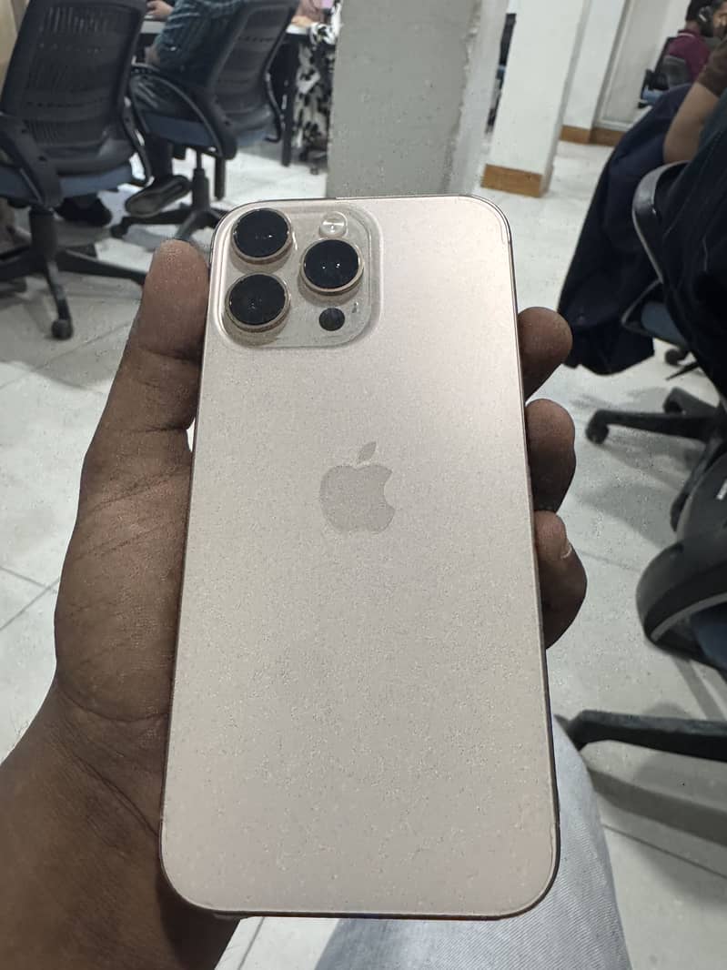 Apple iPhone 16 Pro Max 9