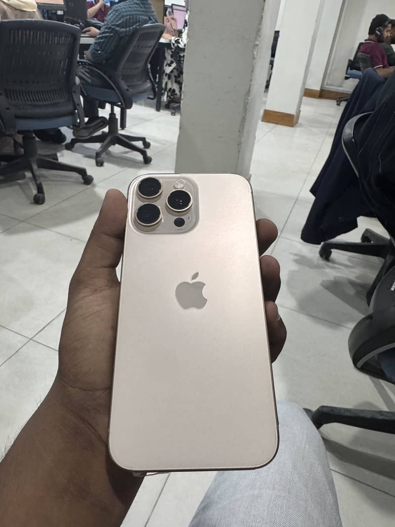 Apple iPhone 16 Pro Max 10