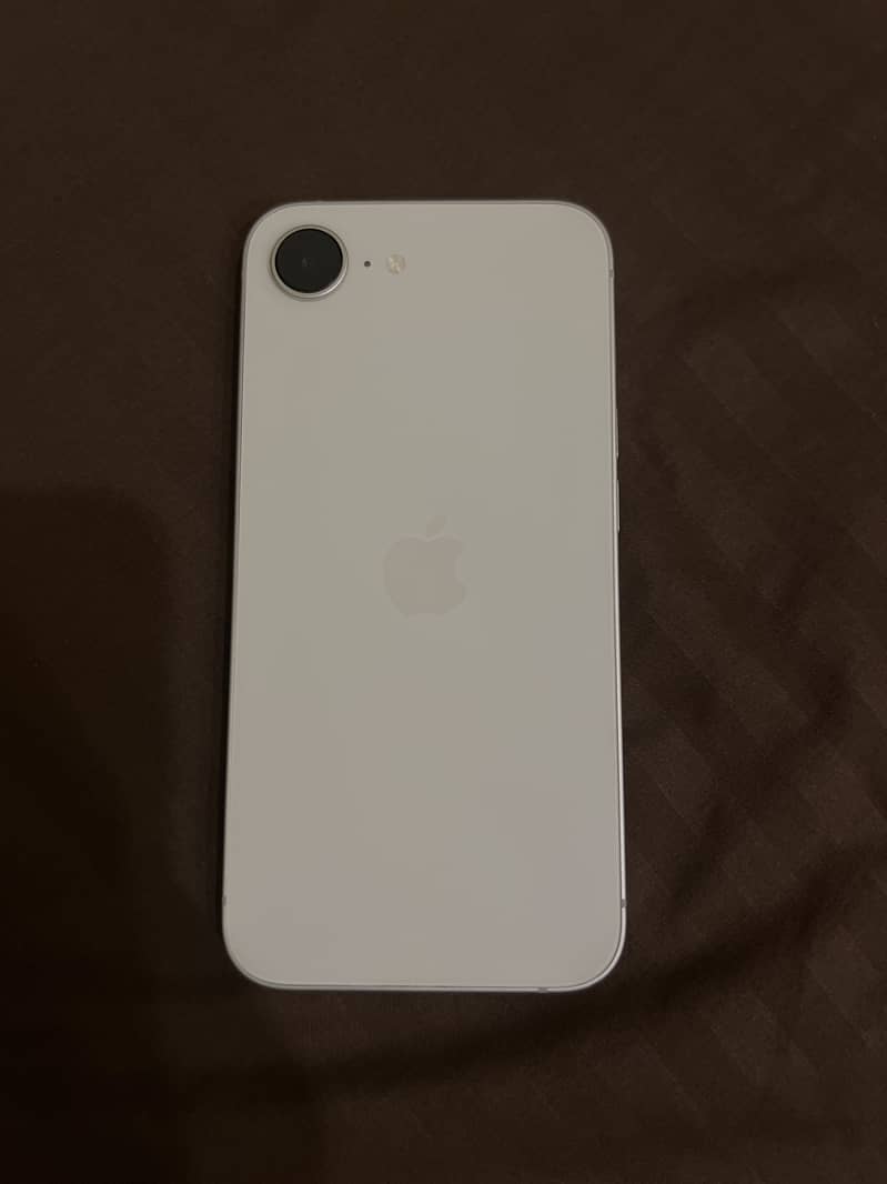 Apple iPhone 17e 1