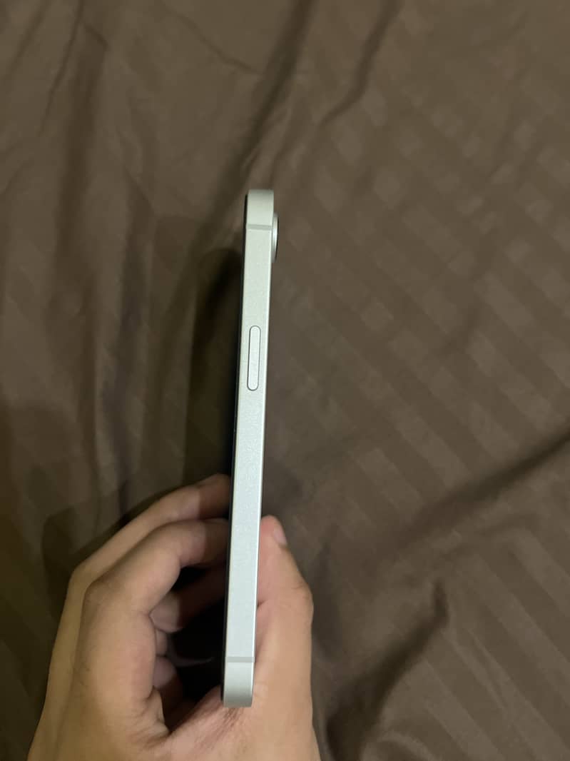 Apple iPhone 17e 4