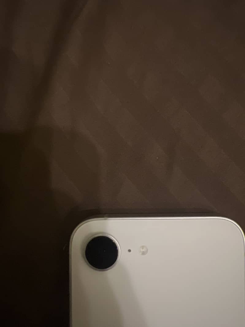 Apple iPhone 17e 6