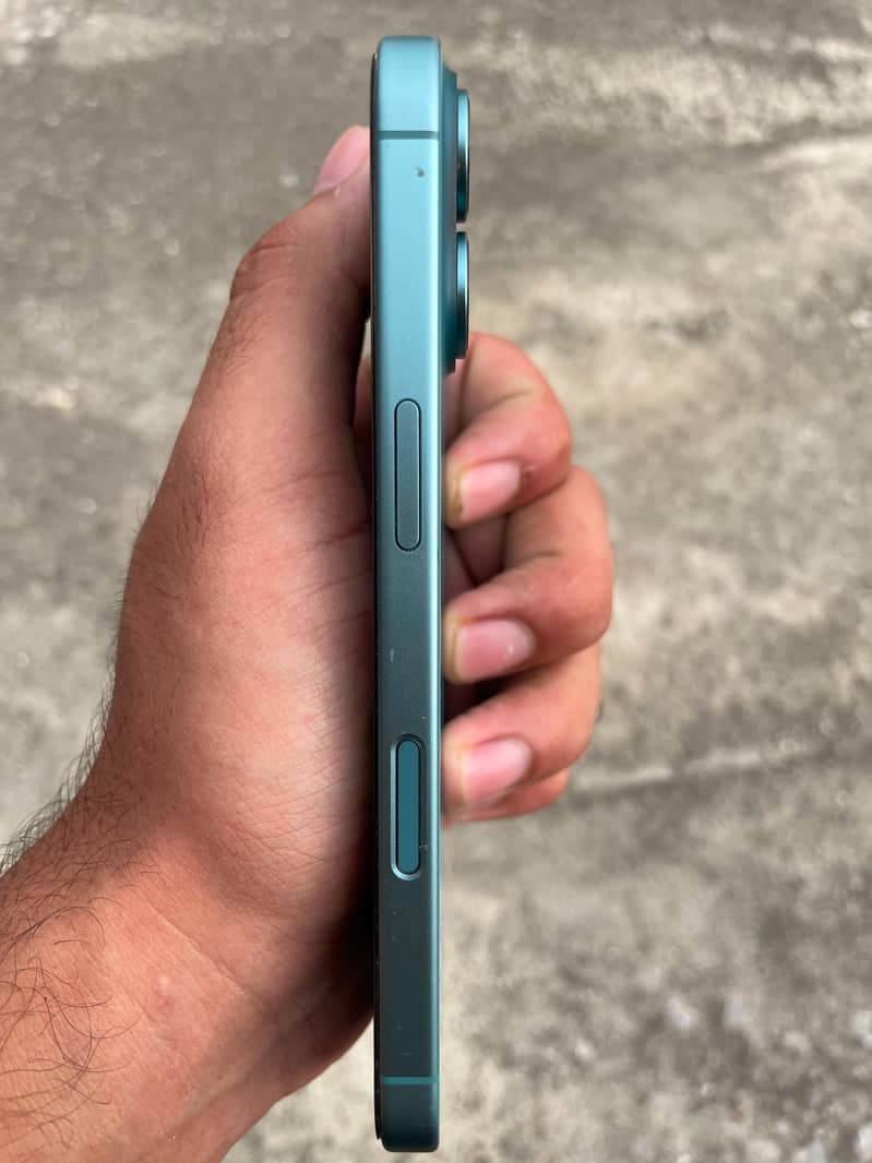 Apple iPhone 16 2