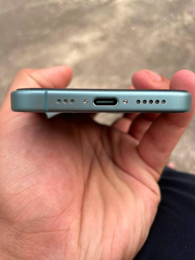 Apple iPhone 16 4