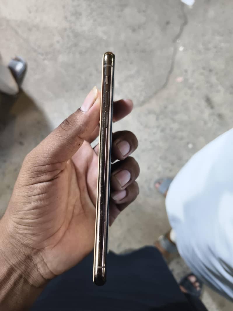 Apple iPhone 11 Pro Max 2