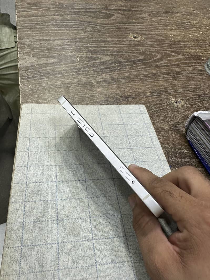 Apple iPhone 13 0