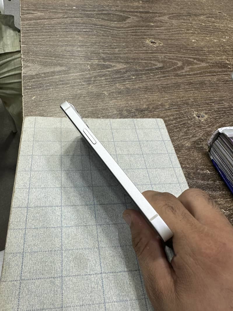 Apple iPhone 13 2