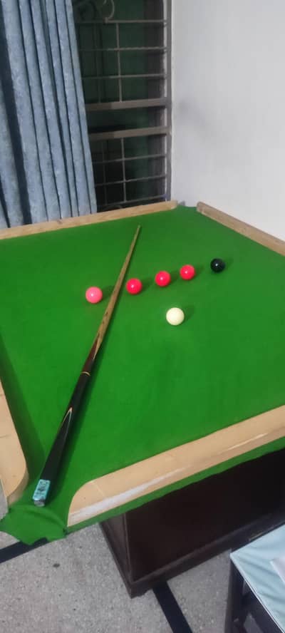 5x4 snooker table with cue and 6 balls