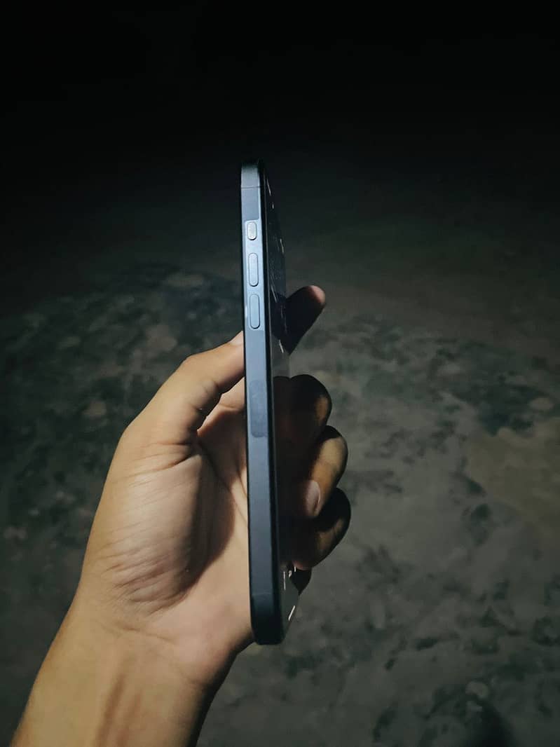 Apple iPhone 15 Pro Max 4