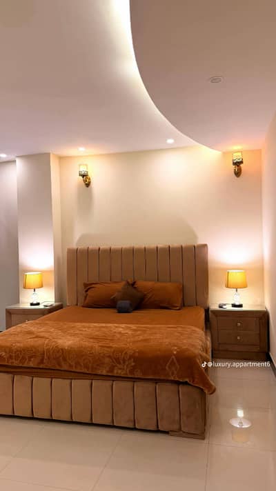 1 BED FLAT Available For PER DAY 6500 In Prime Location of Bahria Town Lahore