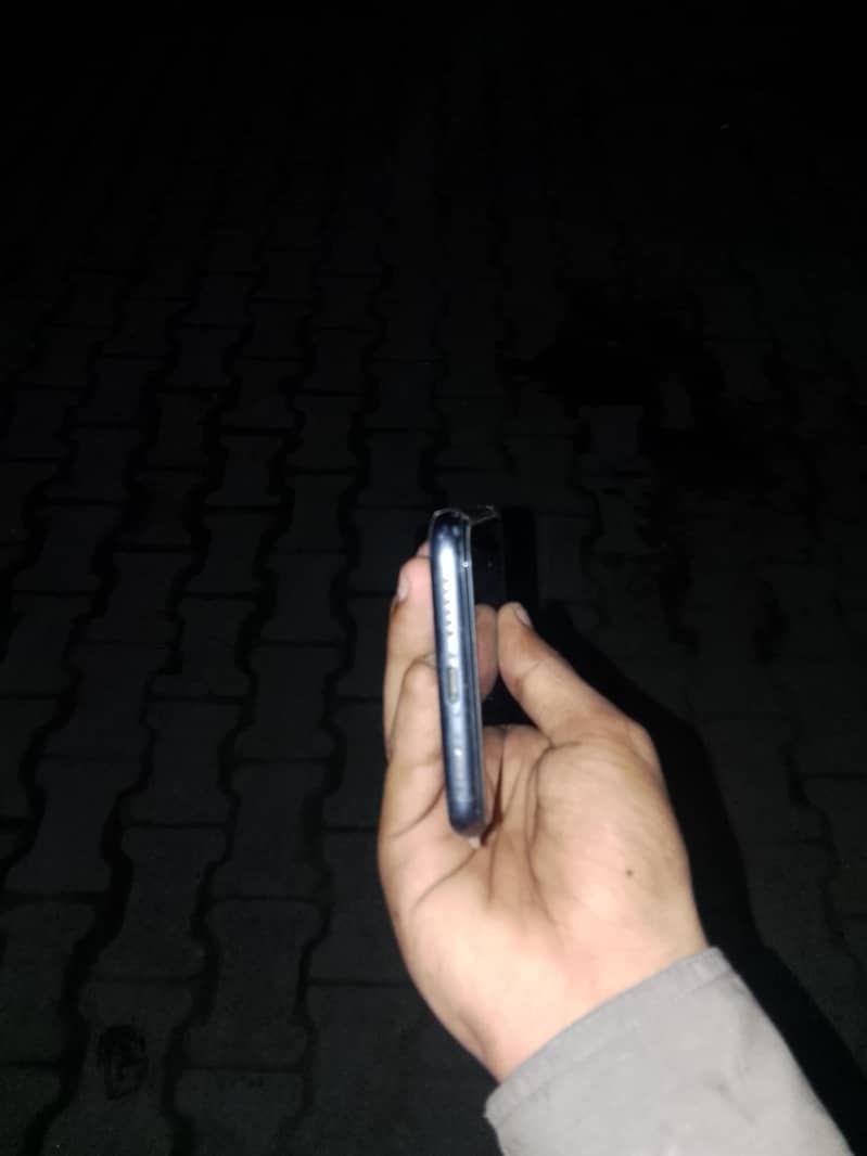 Apple iPhone 11 4