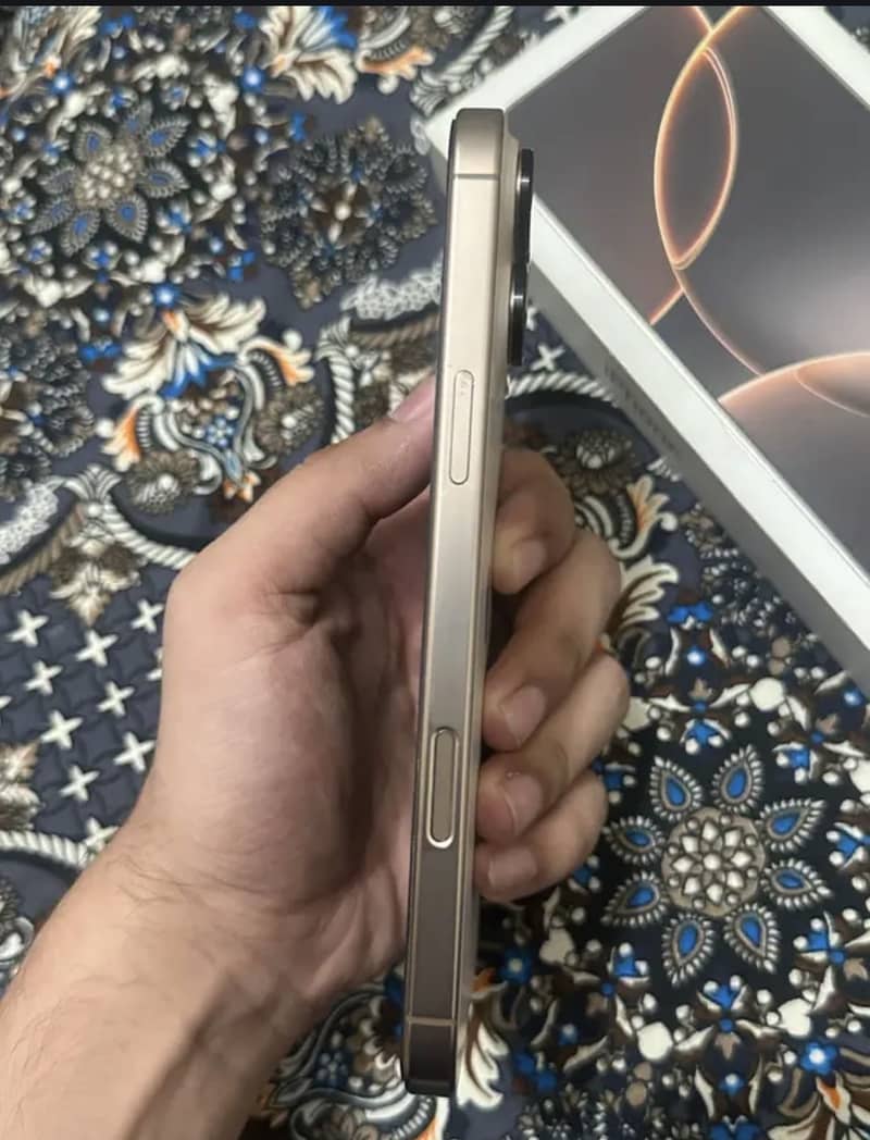 Apple iPhone 16 Pro Max 2