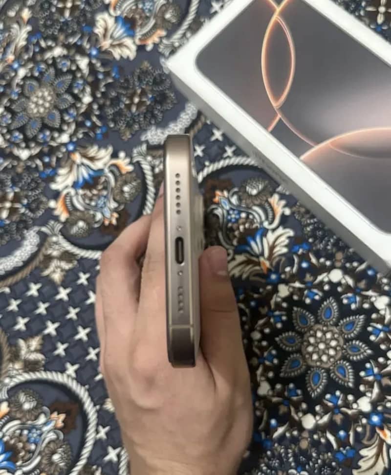 Apple iPhone 16 Pro Max 4