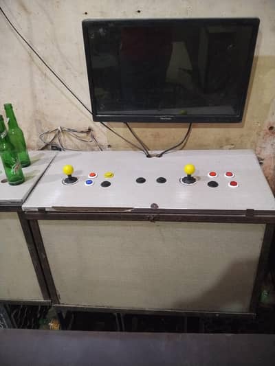 2 video games with 2 LCD 22 INCHs & 780 video games