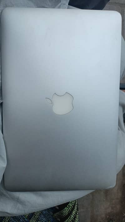 MacBook Air 2015 – Good Condition – Bluetooth Speaker Included