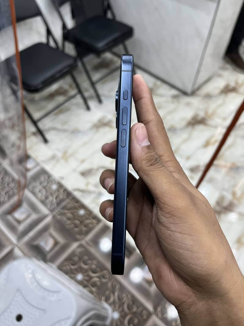 Apple iPhone 15 Pro 4