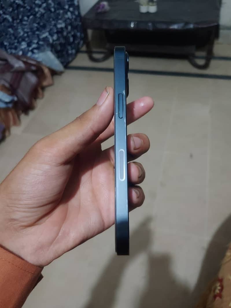 Apple iPhone 13 5