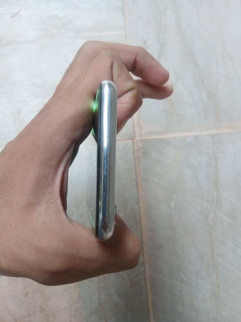 Apple iPhone X 4