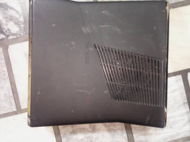 Xbox 360 with 2 wireless controller 1