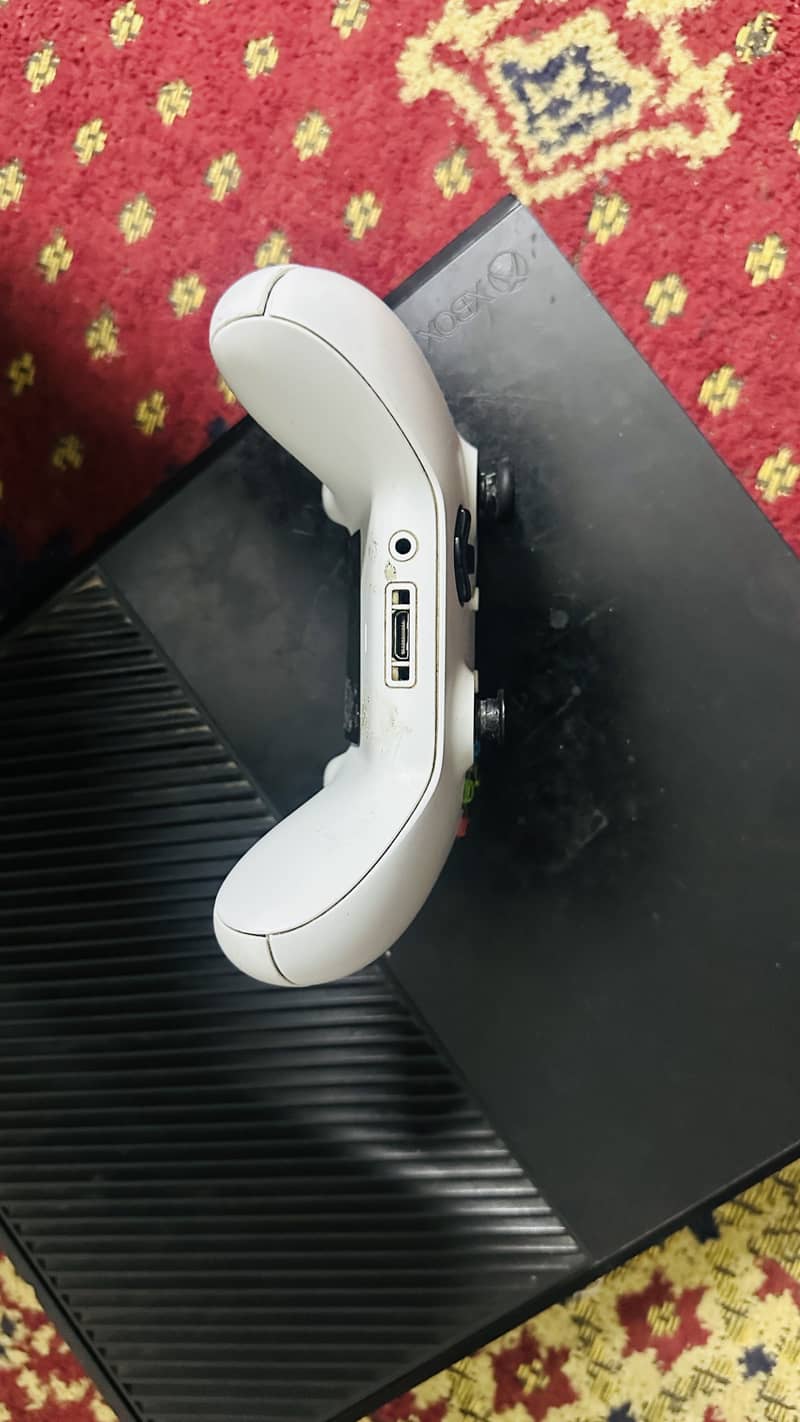 Xbox One with One S controller 1