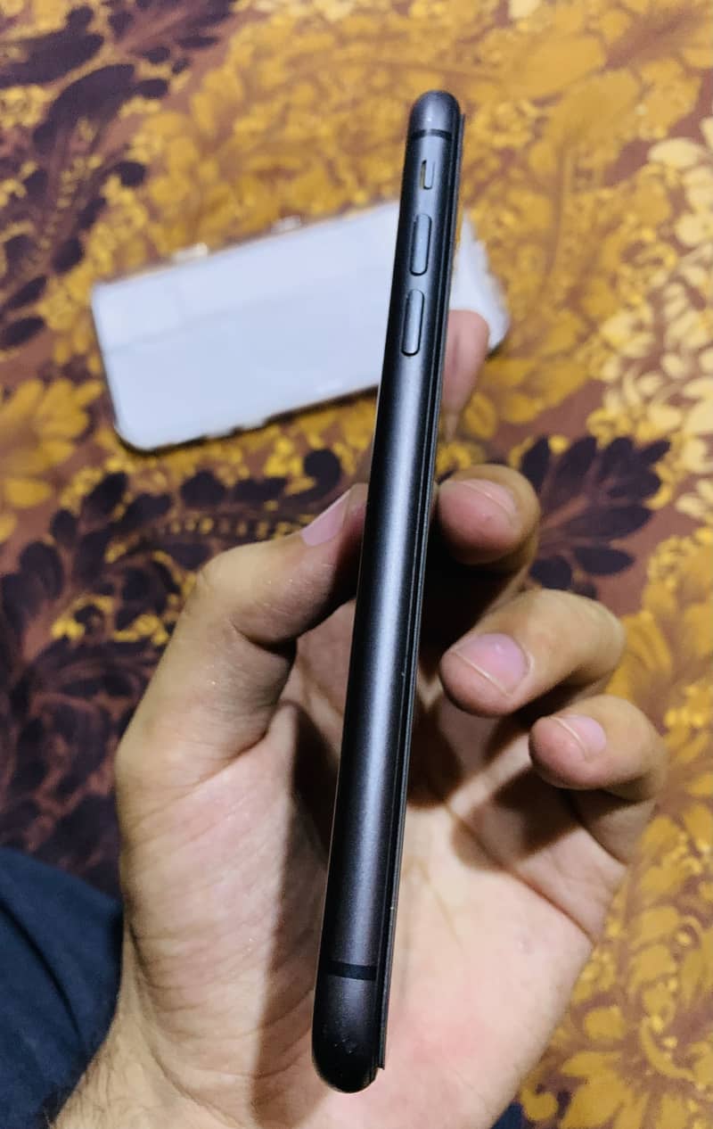 Apple iPhone 11 4
