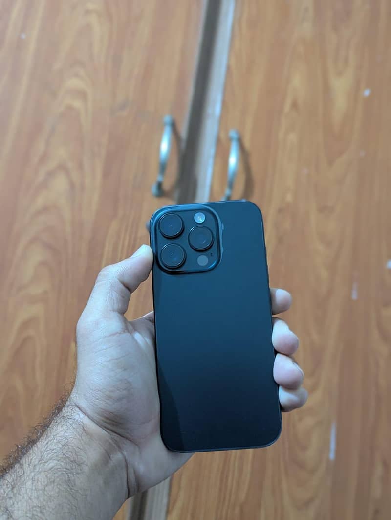 Apple iPhone 16 Pro 1