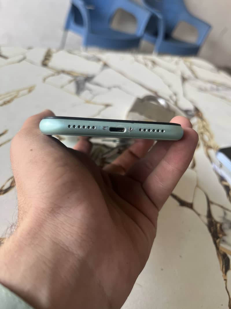 Apple iPhone 11 4