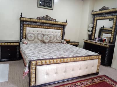 Bedroom furniture set with 2 Almariyan good condition"